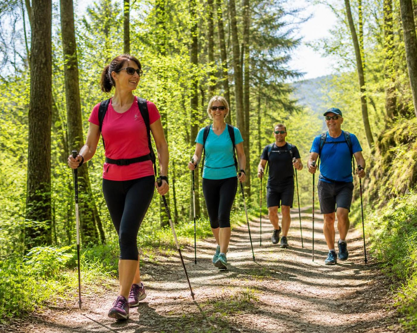 découvrez les bienfaits quotidiens de la marche nordique pour améliorer votre santé physique et mentale, renforcer votre corps et apaiser votre esprit.