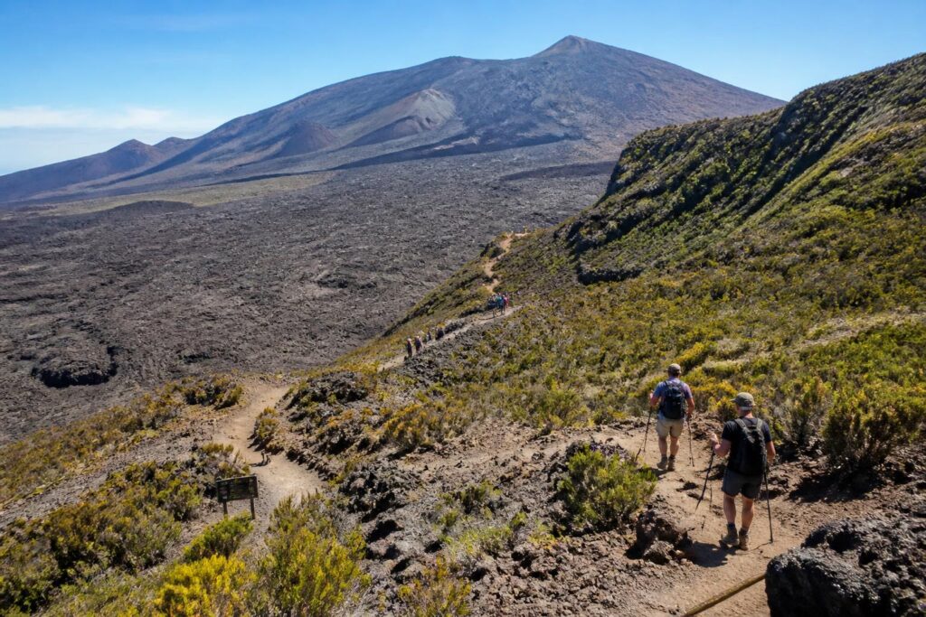 découvrez les meilleurs sentiers pour une randonnée inoubliable au piton de la fournaise et vivez une expérience unique au cœur d'un volcan spectaculaire.