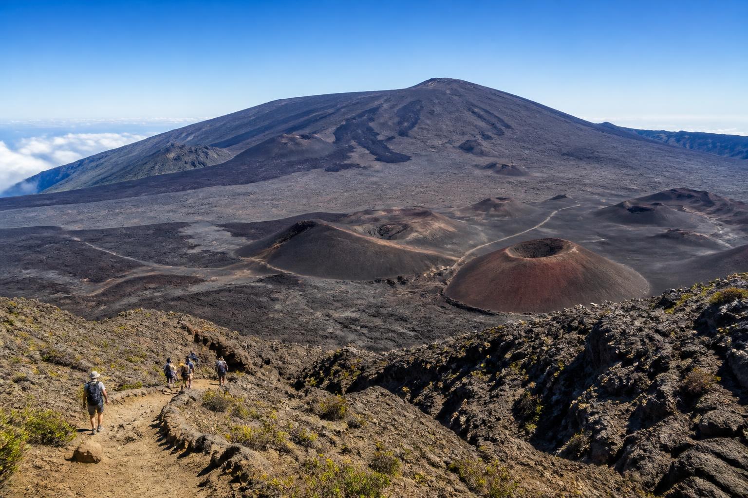 découvrez les meilleurs sentiers du piton de la fournaise pour une randonnée inoubliable. conseils et astuces pour une expérience unique au cœur de ce volcan emblématique.