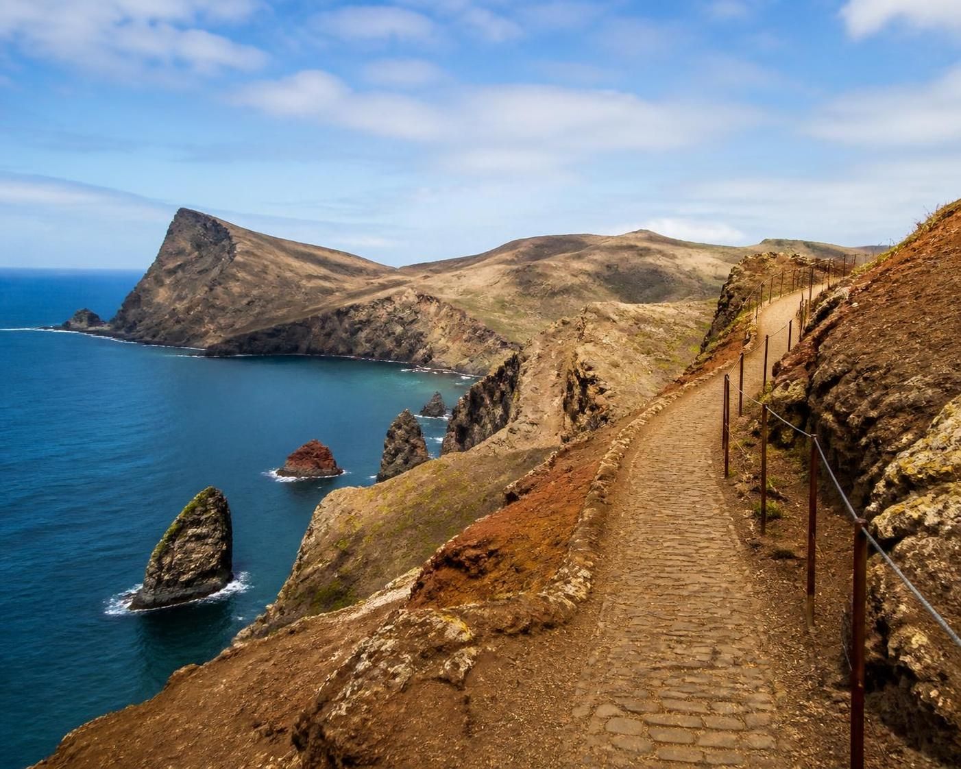 découvrez les sentiers de randonnée à madère offrant des panoramas à couper le souffle. explorez les paysages époustouflants de l'île et préparez votre aventure nature inoubliable.