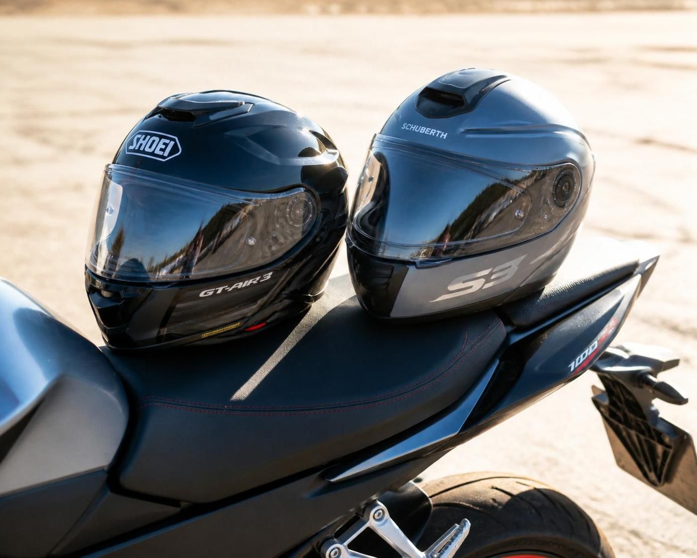 comparez les casques schuberth s3 et shoei gt air 3 pour aider le motard exigeant à faire le meilleur choix entre confort, sécurité et design.