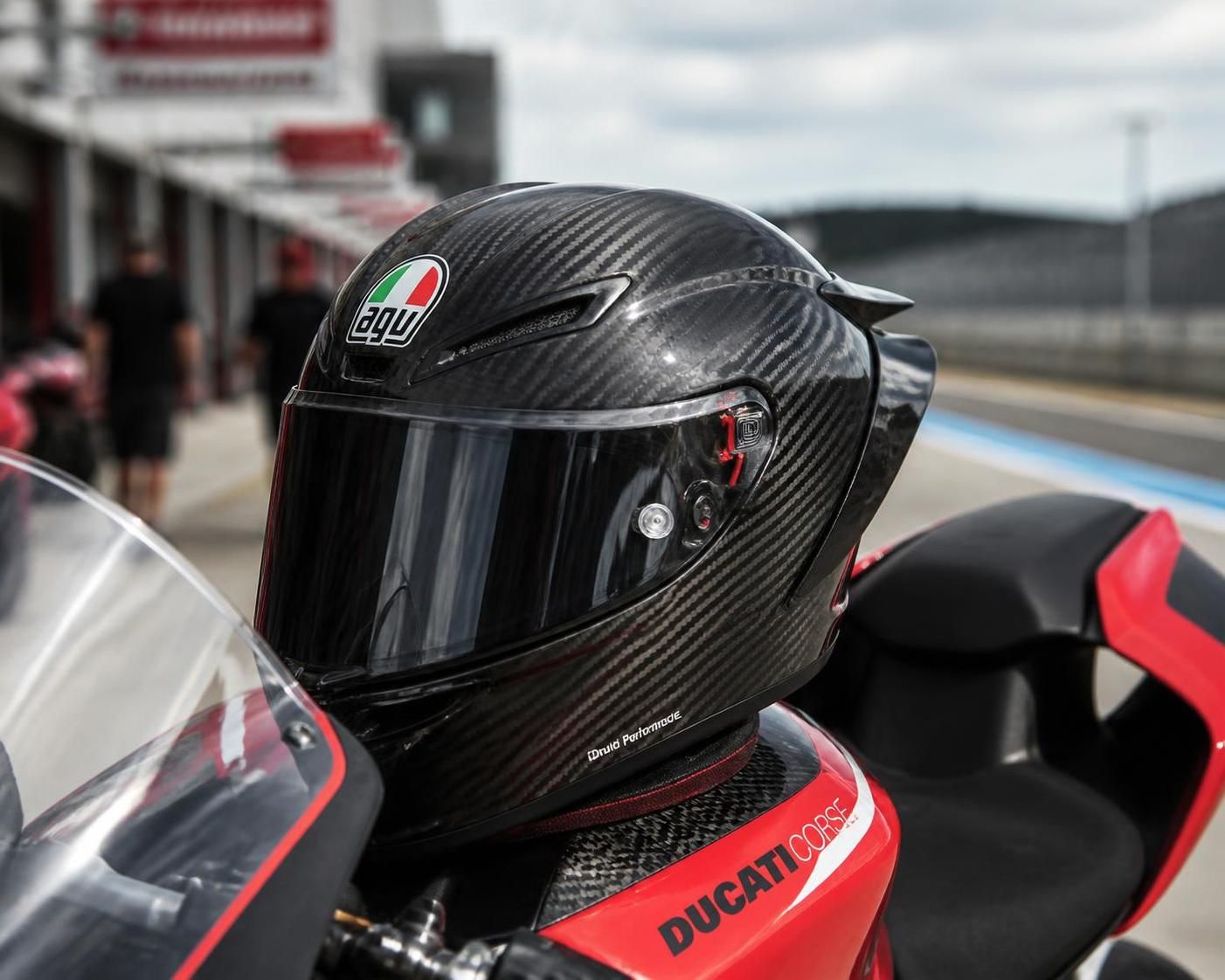 découvrez l'agv pista gp r, le casque moto ultime conçu pour les passionnés de vitesse, alliant sécurité maximale, aérodynamisme et confort optimal pour des performances exceptionnelles sur route et circuit.