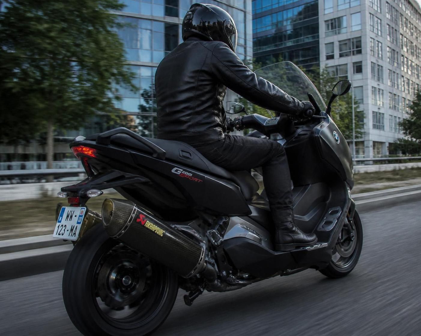 découvrez comment akrapovic améliore les performances de votre bmw c600 sport pour un scooter urbain plus puissant et dynamique.