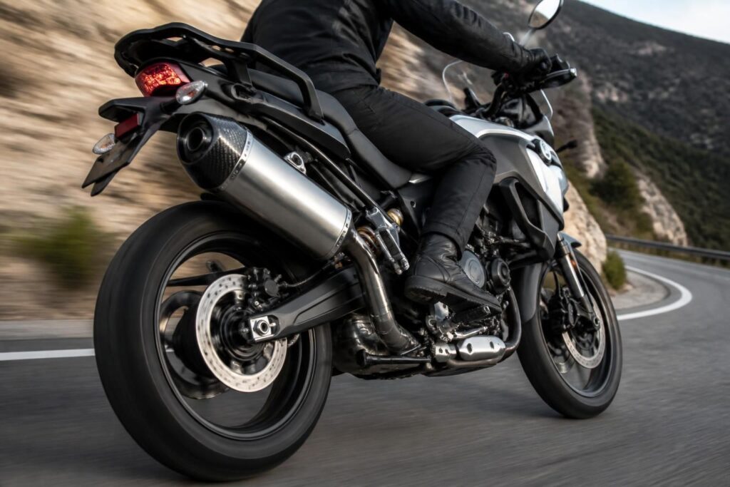 découvrez comment l'association akrapovic et bmw f 750 gs transforme votre moto sportive en une machine de puissance et de performance inégalée.