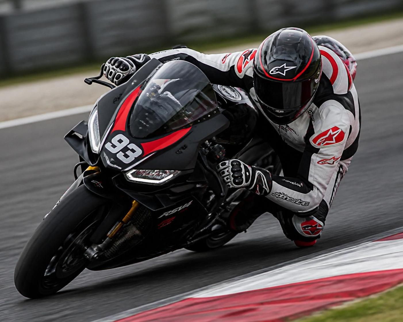 découvrez l'alpinestar bionic, la combinaison innovante qui révolutionne la protection des motards sportifs grâce à une technologie avancée alliant sécurité, confort et performance.