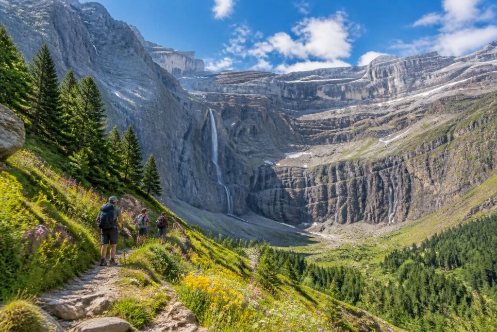 découvrez les randonnées incontournables au cirque de gavarnie et profitez des panoramas les plus spectaculaires pour une expérience inoubliable en pleine nature.