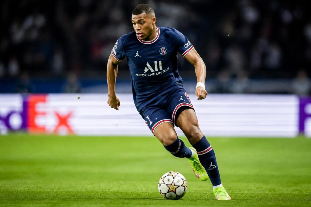 découvrez comment les dessins de footballeurs capturent la passion et l'énergie du ballon rond, unissant art et sport pour sublimer chaque instant de jeu.