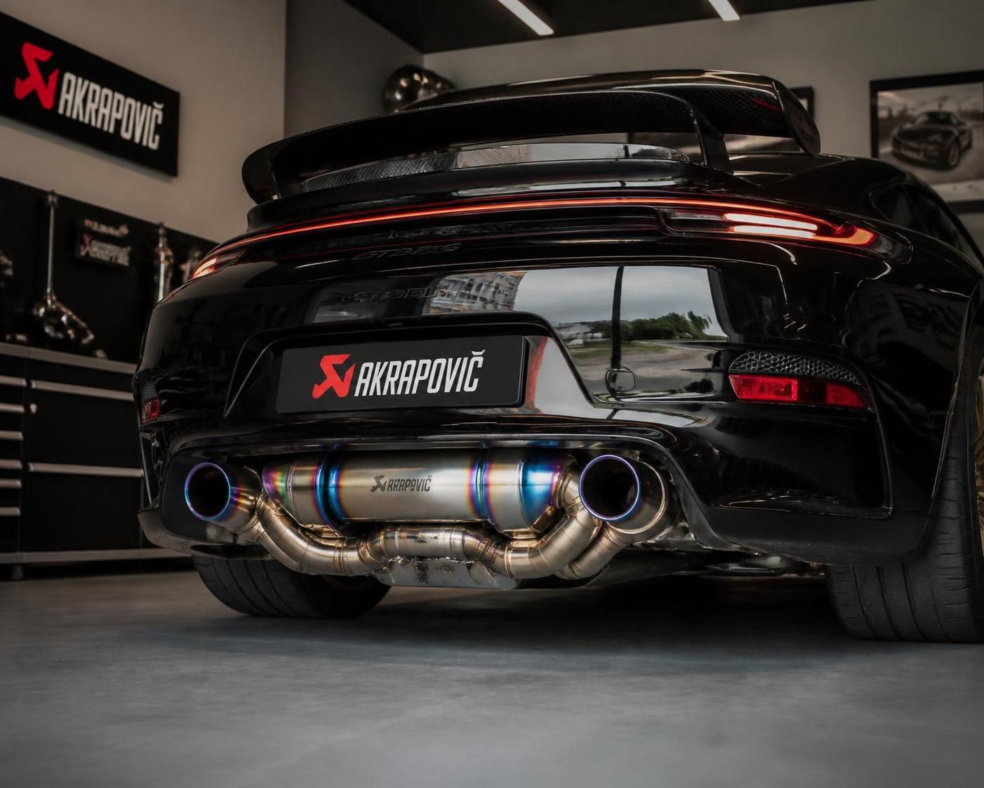 découvrez pourquoi l'échappement akrapovic séduit les passionnés de sport automobile grâce à ses performances, son design innovant et son son unique.