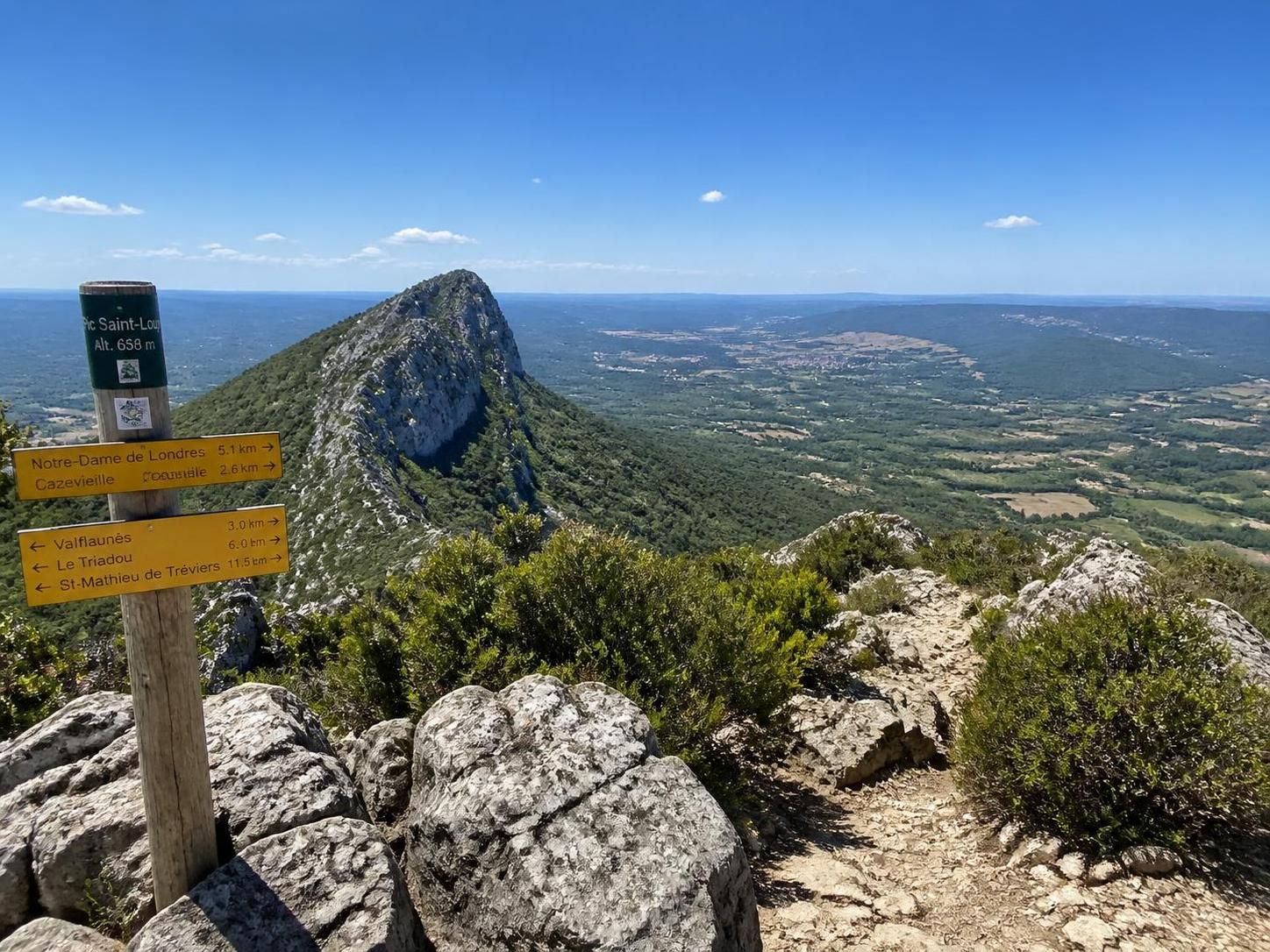 découvrez les meilleurs sentiers pour randonner au pic saint loup et profiter d'une vue imprenable sur les paysages environnants. conseils et itinéraires incontournables pour une balade inoubliable.