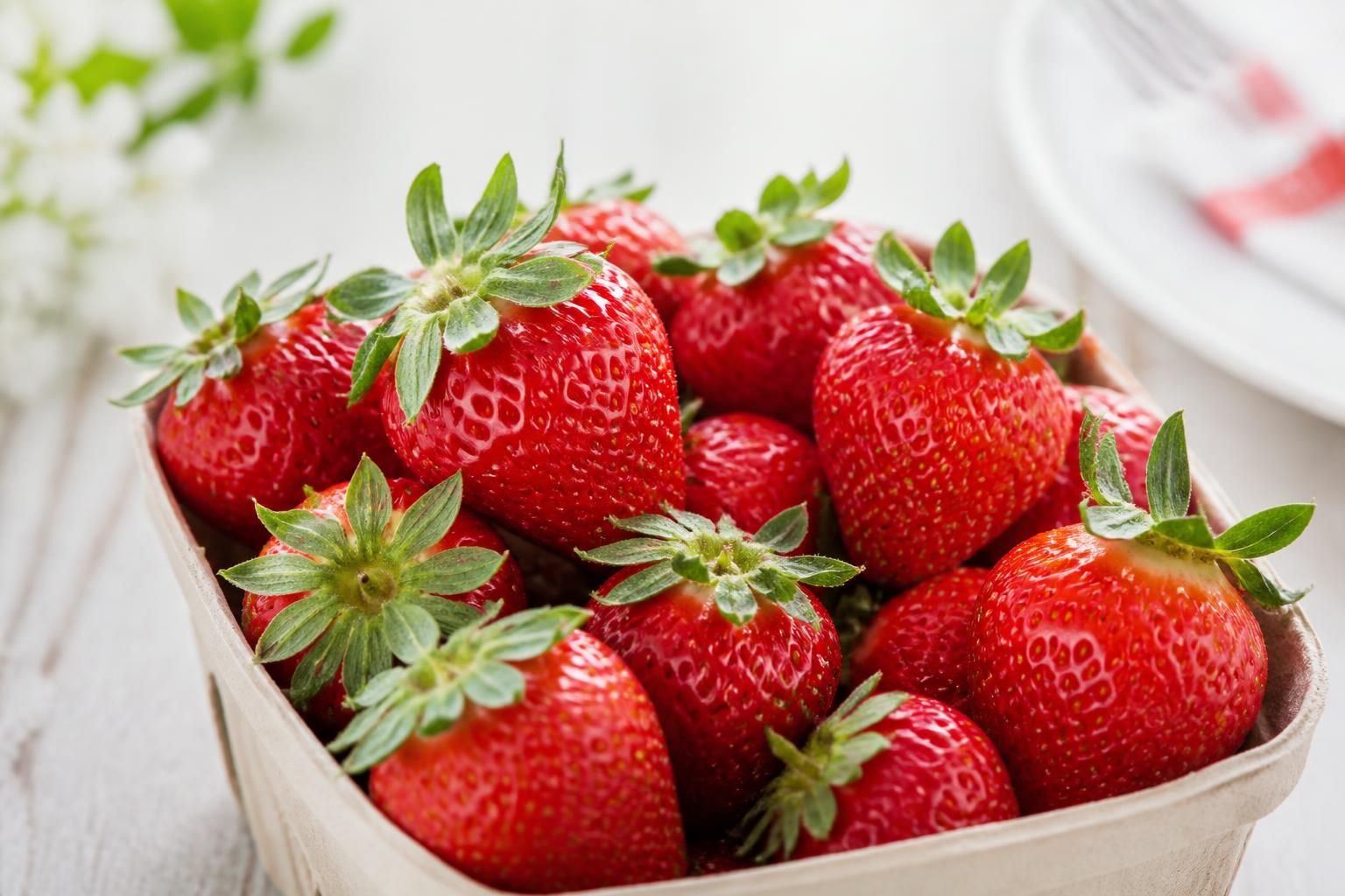 découvrez combien de fraises consommer pour savourer ce fruit délicieux tout en maîtrisant votre apport calorique et en restant léger.