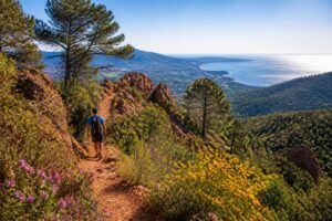 découvrez les plus beaux itinéraires de randonnée dans l'estérel, entre mer et montagnes, pour des paysages à couper le souffle et des aventures inoubliables.